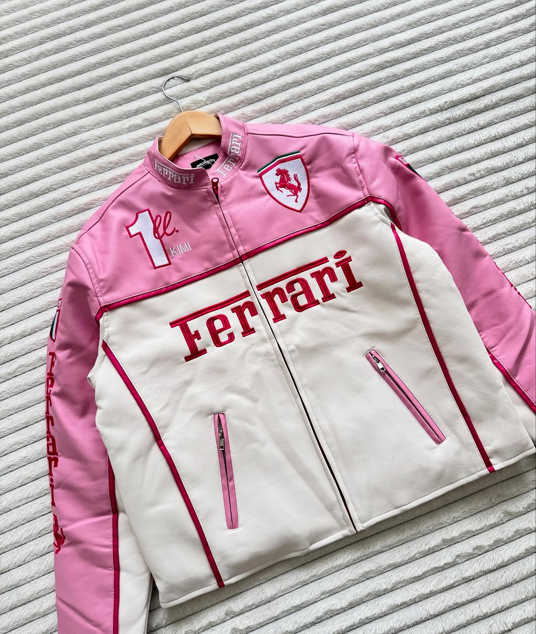 FERRARI 刺繍ロゴ入りデザイン ジャケット新品未使用品　XLサイズ Ferrari - 【超激レア】フェラーリ レーシングジャケット☆刺繍